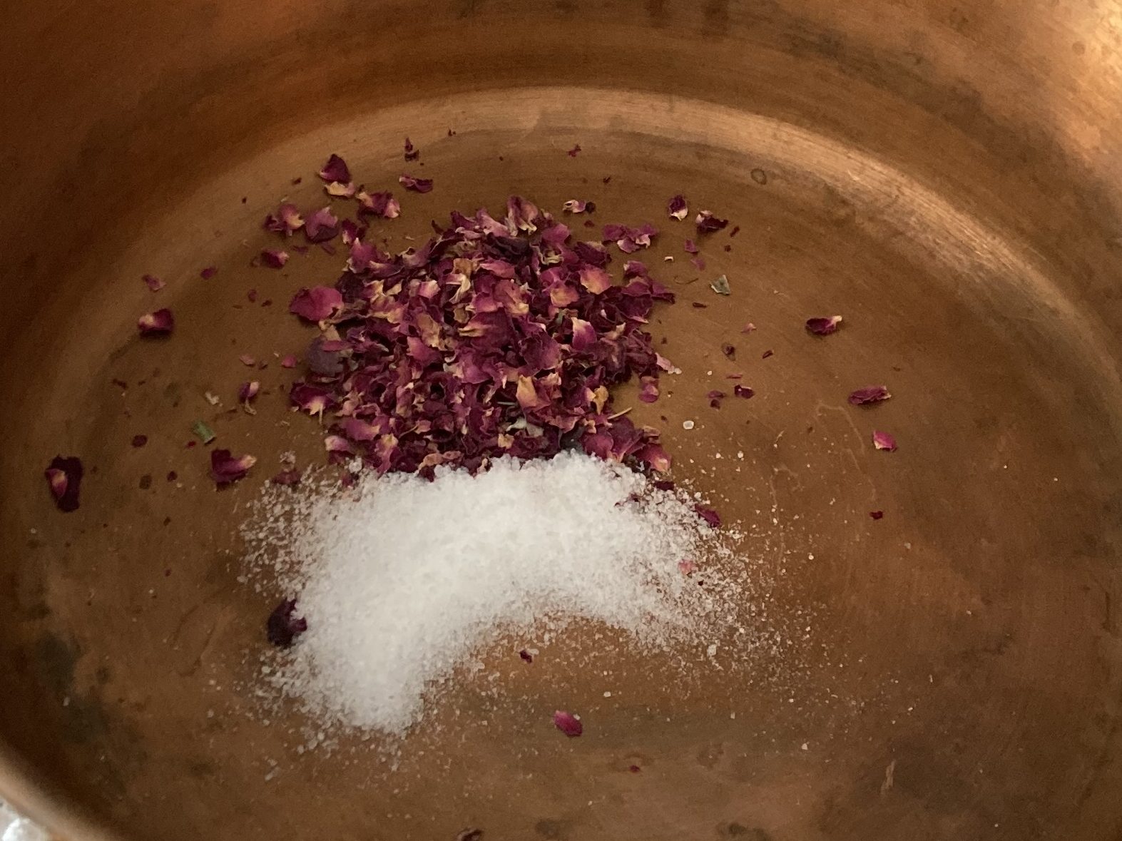 Bain de pieds sels d'Epsom et pétales de roses